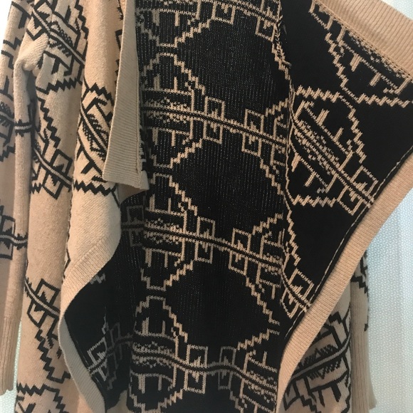 Urban Outfitters Aztec Wrap - Picture 4 of 6